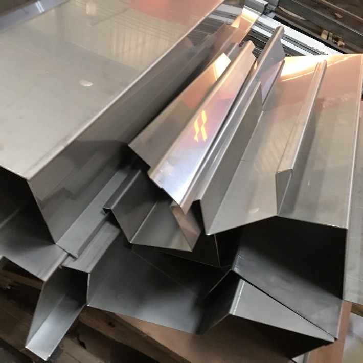 不銹鋼家居裝飾構件的應用 定制圓形包邊柱、踢腳線與排水檔條